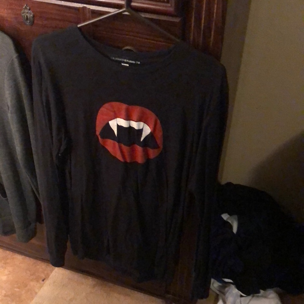 A vampire black long sleeve shirt never worn size medium